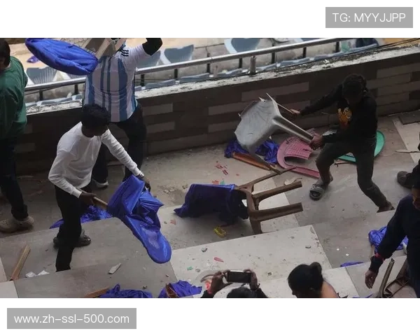 球迷看台冲突中断比赛，安保人员迅速介入平息