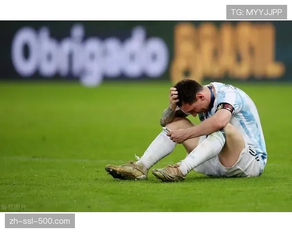 终场哨响,皇马球员塞瓦略斯跪地掩面,赛后发推坦言承担失误责任